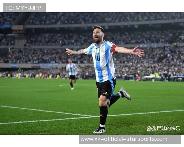 梅西与切特里在孟买球场亲切握手展现友谊与尊重 梅西与切特里在孟买球场亲切握手展现友谊与尊重