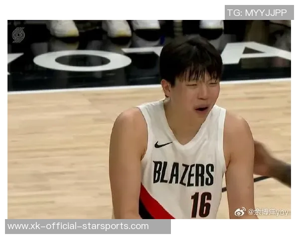 杨瀚森拼抢地板球被亚当斯压住展现强硬风格值得称赞 杨瀚森拼抢地板球被亚当斯压住展现强硬风格值得称赞